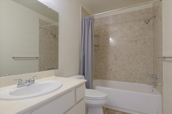 Building Photo - Great Home in Secure Complex