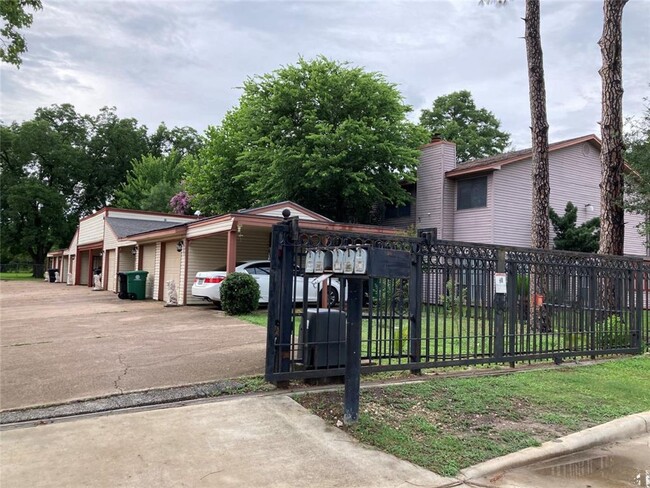 Building Photo - Totally updated townhome, Laminate Floor l...