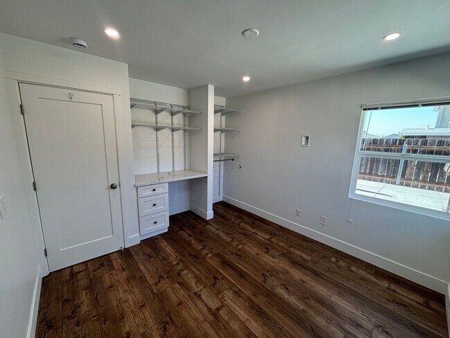 Building Photo - Spacious 3 bedroom 2 bath