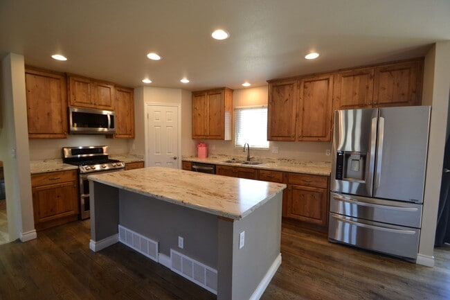 Building Photo - 4 Bed 3 Bath Home in District 20!