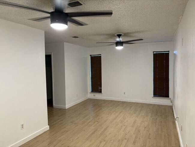 Building Photo - 4006 Hillside Dr