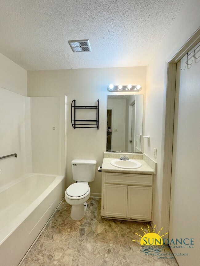 Building Photo - Great Centrally Located 2 Bedroom Townhous...
