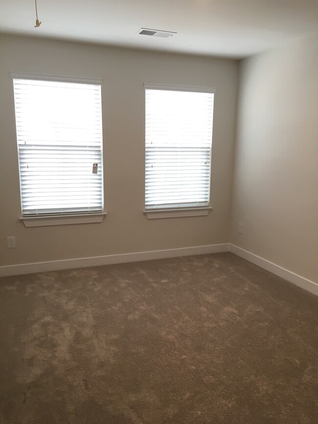 Building Photo - Beautiful 3 Bedroom, 2.5 Bath Townhome!