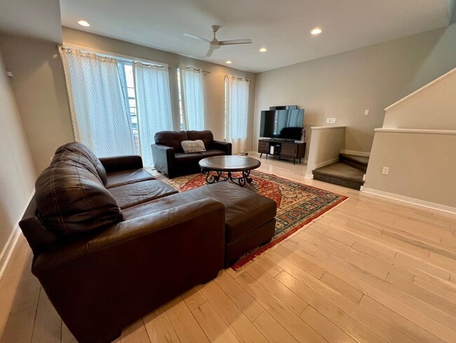 Building Photo - Gorgeous 3-Bedroom Townhome with One-Car G...