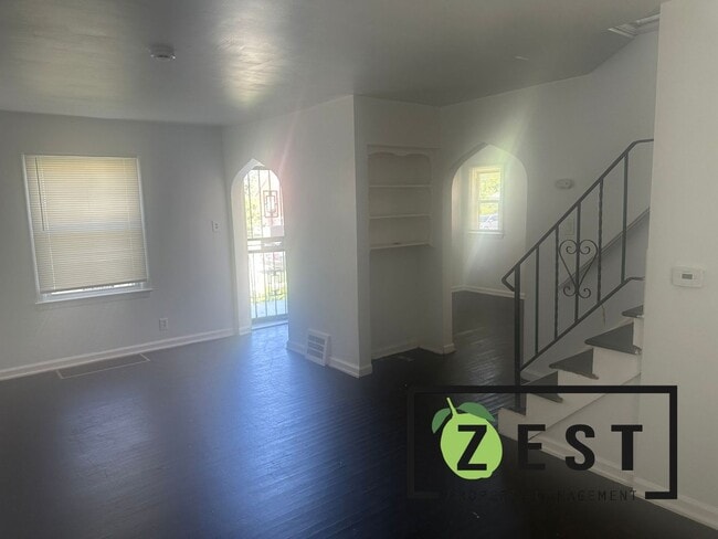Building Photo - WELCOME HOME! 3BDRM 1.5BTH w/ GARAGE!!! AN...