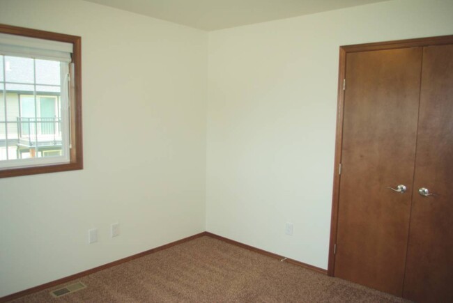 Building Photo - 2025 Aaron Dr