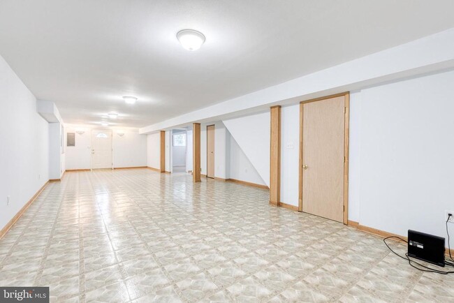 Building Photo - 6 Orchard Pl