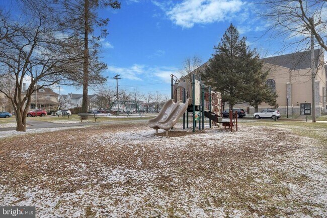 Building Photo - 202 E King St