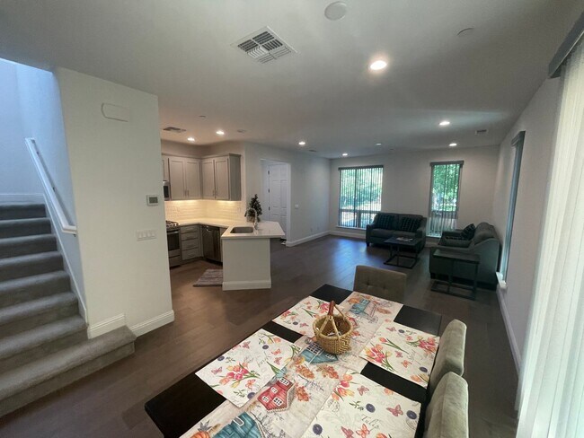 Building Photo - Charming 3 Bed / 2.5 Bath Home with Modern Upgrades