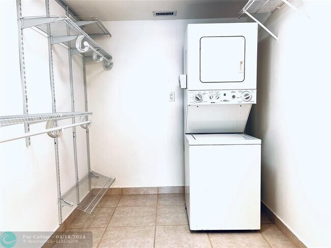 Building Photo - 112 Lake Emerald Dr