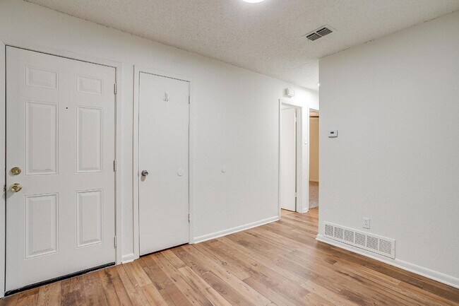 Building Photo - Charming 2-Bed, 2-Bath Duplex in Burleson