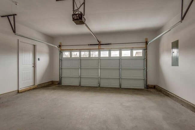 Building Photo - **PRICE DROP + 1 MONTH FREE RENT (approved...