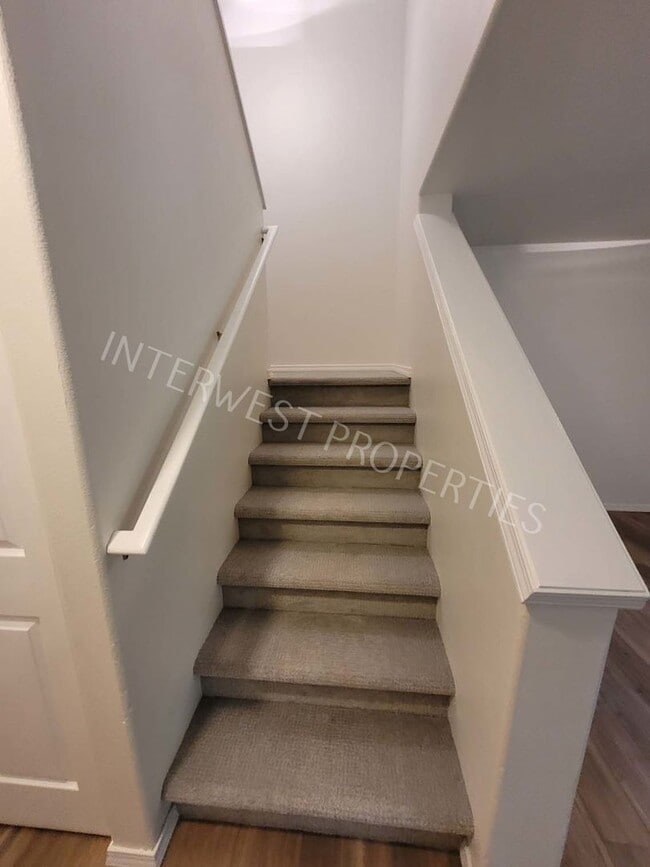 Building Photo - Beaverton 3 Bed 2.5ba Beautiful 2 Story Co...