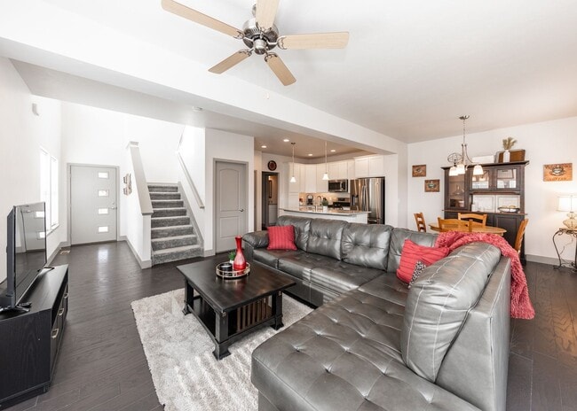 Building Photo - 2 Bedroom Luxury townhome