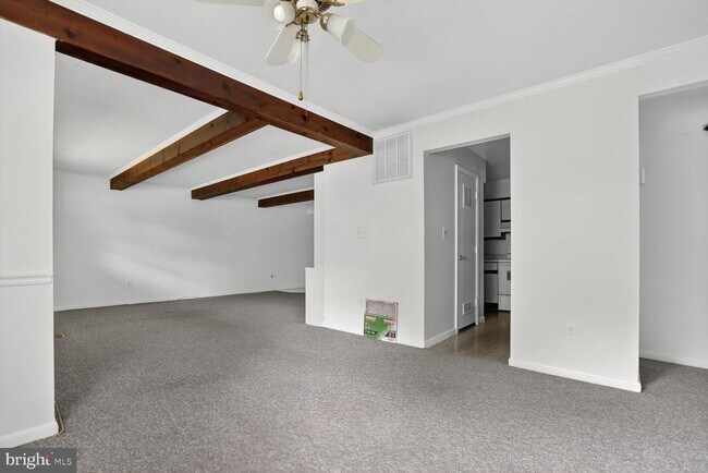 Building Photo - 5 Warren Lodge Ct