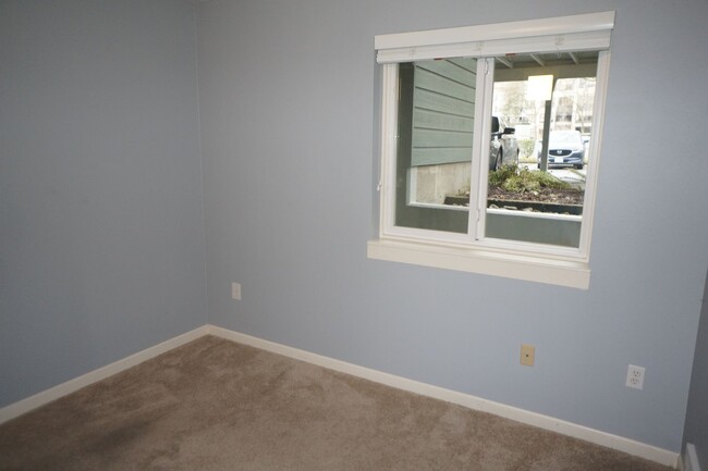 Building Photo - S. Landing 2 bedroom condo with Willamette...