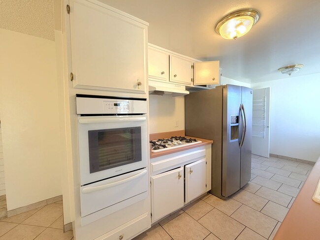 Building Photo - Desirable South East Three Bedroom Home