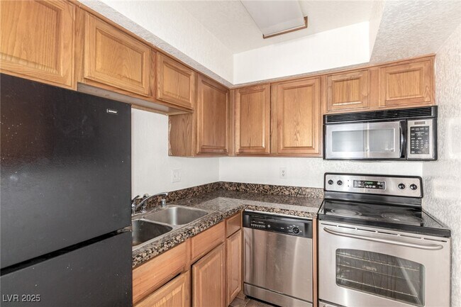 Building Photo - 100 S Crestline Dr