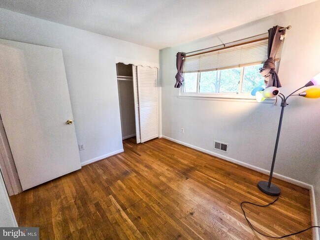 Building Photo - 305 Hillsboro Dr