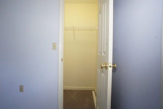 Building Photo - 4 Bed / 3 Bath.  Pet Friendly.  Reserved Parking. Master on Main.