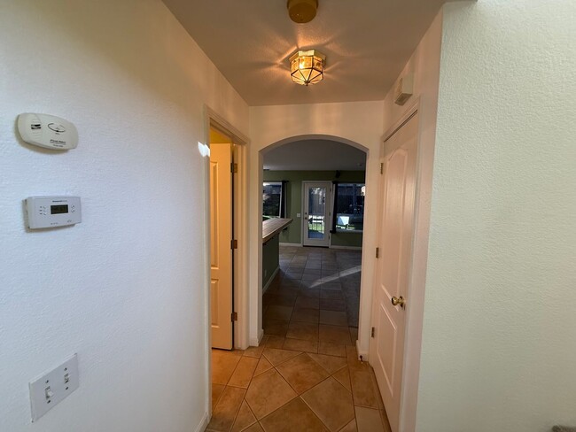 Building Photo - Large two story in Rose Hollow neighborhoo...