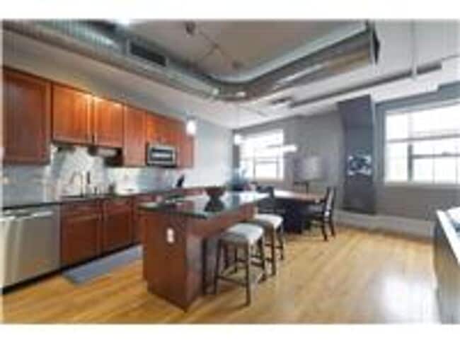 Building Photo - 4901 Washington Boulevard 4B