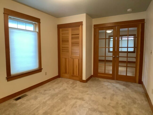 Building Photo - Three bed home with Den/Office in beautifu...