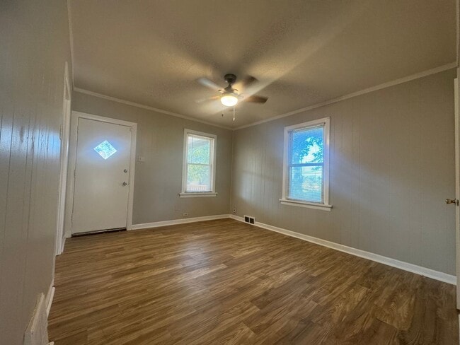 Building Photo - Recently Renovated 3-Bedroom Home in South City!