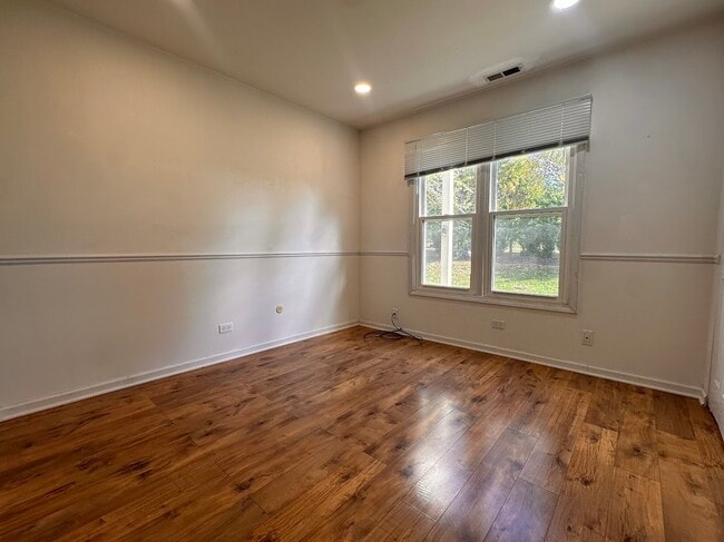Building Photo - 263 Southwick Ct
