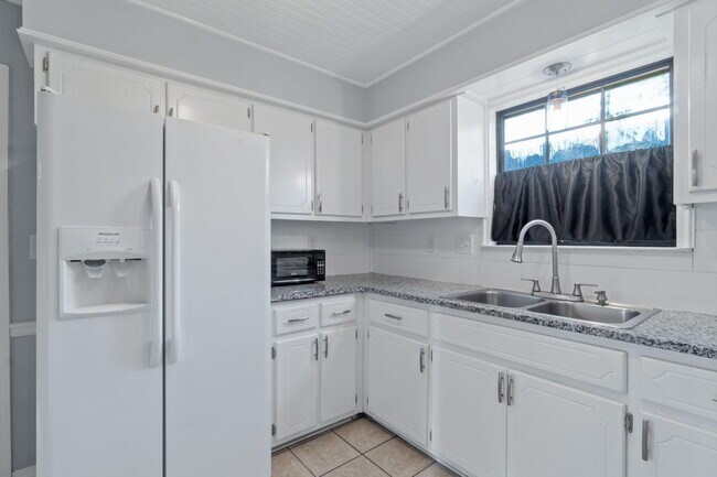 Building Photo - 502 Krest Dr