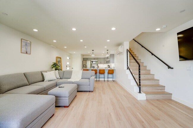 Building Photo - 827 Island Ct