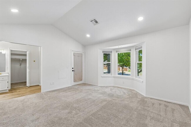 Building Photo - 11819 Red Oak Way