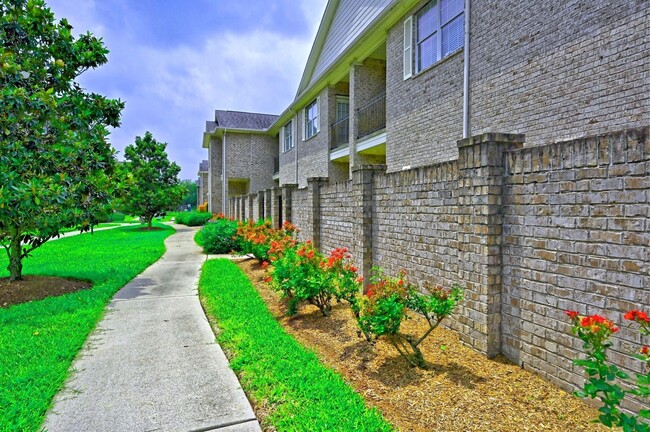 Building Photo - 2865 Westhollow Dr