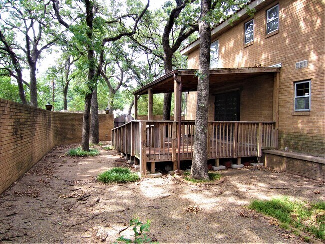 Building Photo - 1815 Greenwood Dr