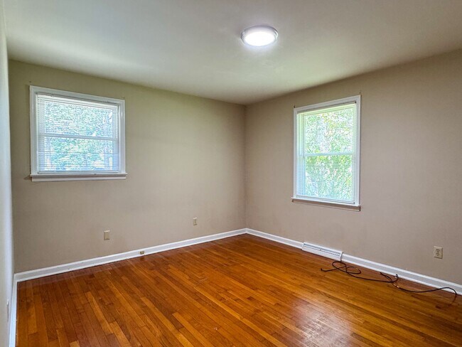 Building Photo - 1004 S Park Dr