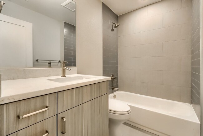 Building Photo - 3 bedroom Townhome + 2 Large Flex Spaces &...