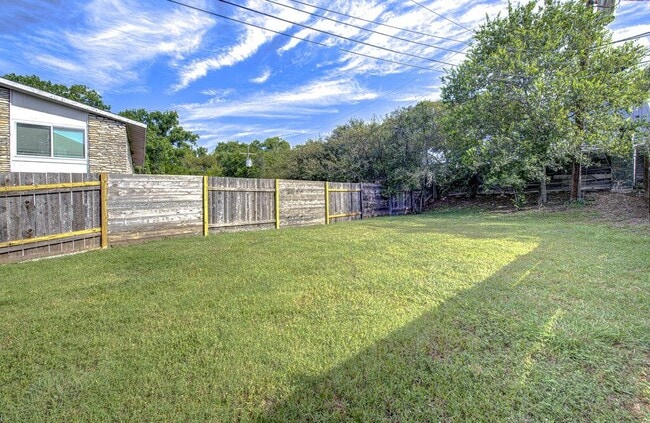 Building Photo - 2506 Manor Cir