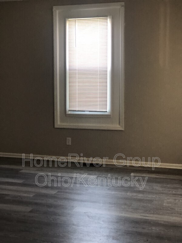 Building Photo - 352 S Oakley Ave