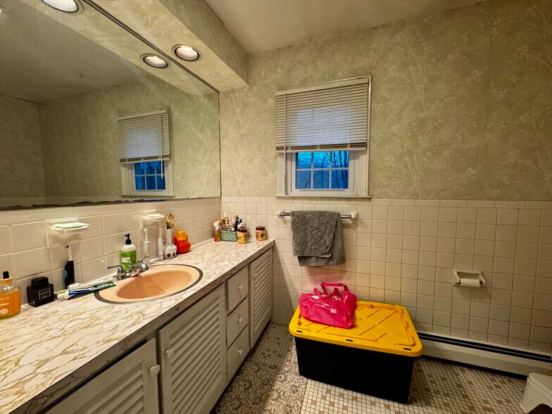 Building Photo - 6 Redcoat Ln