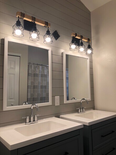 Building Photo - 5870 S Rock Creek Dr