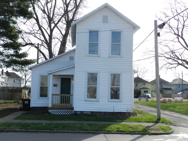 Building Photo - 16 Mill St