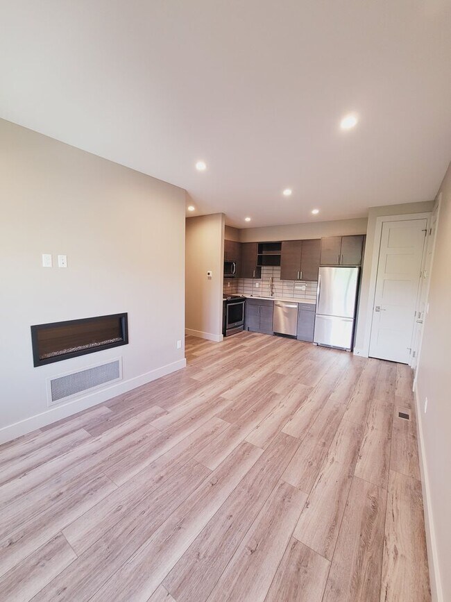 Building Photo - Amazing Garden Side Condo in Black Bull