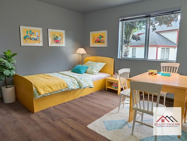 Building Photo - West of Lake Meridian, Easy Commute & Clos...