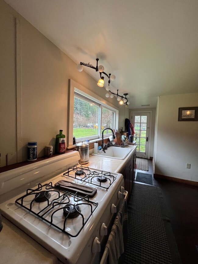 Building Photo - 1,100 square foot cottage on private 80 ac...