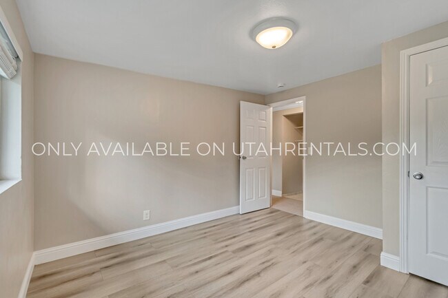 Building Photo - 1075 W 860 N