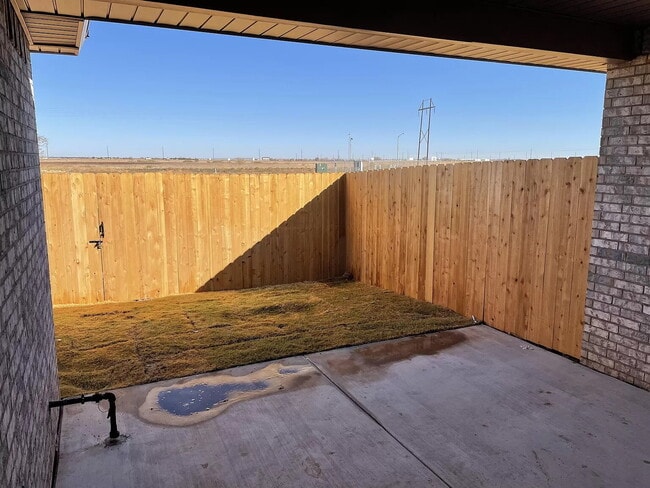 Building Photo - Like new 2/2 Townhome