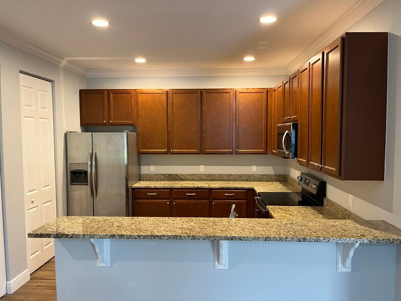 Building Photo - 2900 65th Dr