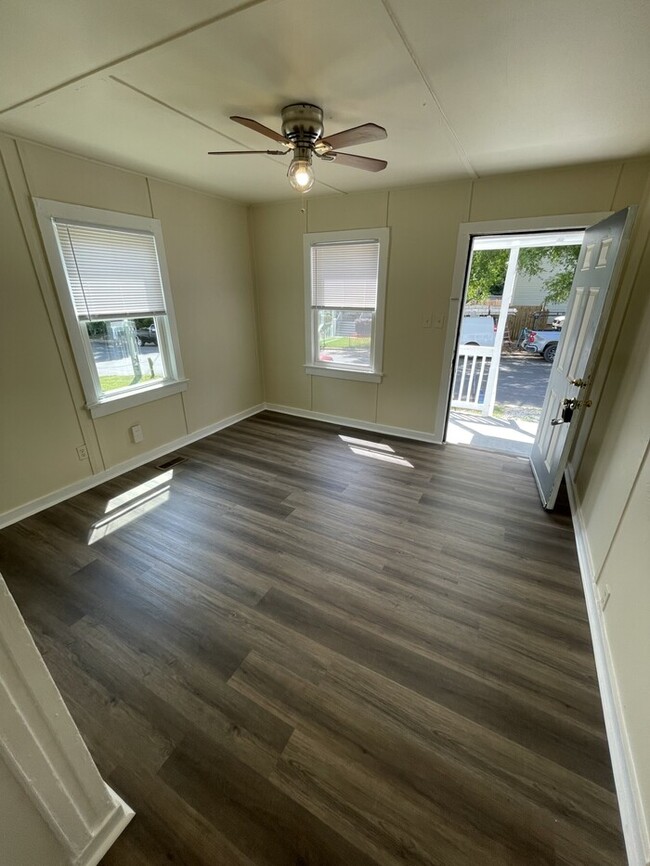 Building Photo - One Bedroom one Bathroom