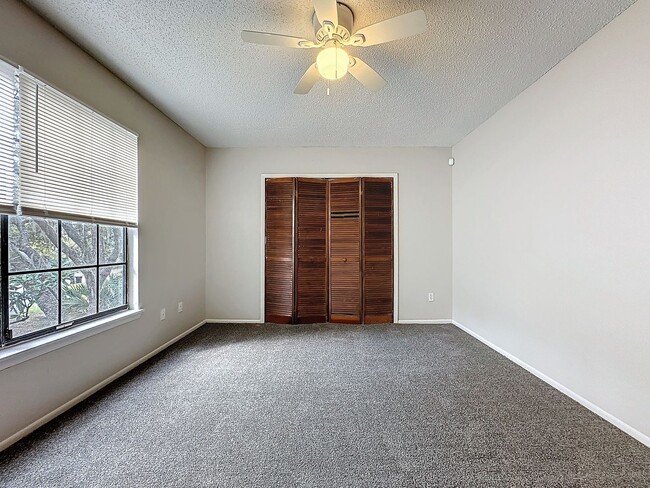 Building Photo - Carmel Oaks Townhome style Condo in Orlando