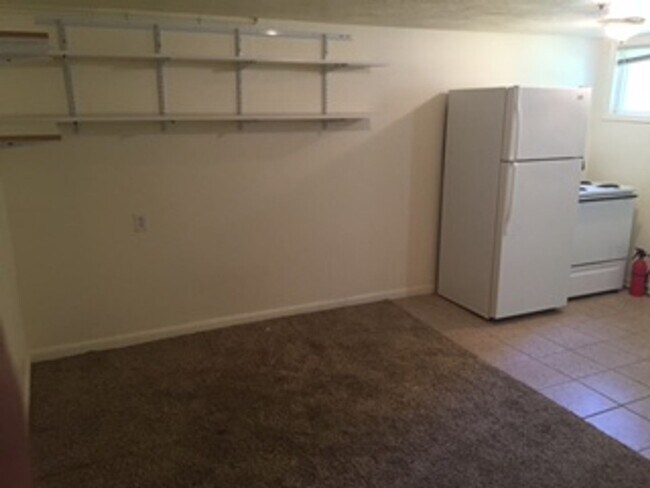 Building Photo - Spacious studio apartment located near downtown Idaho Falls!